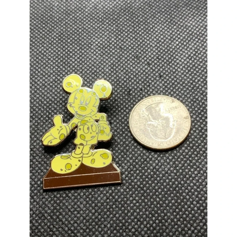 2009 Mickey Mouse Statue Disney trading pin